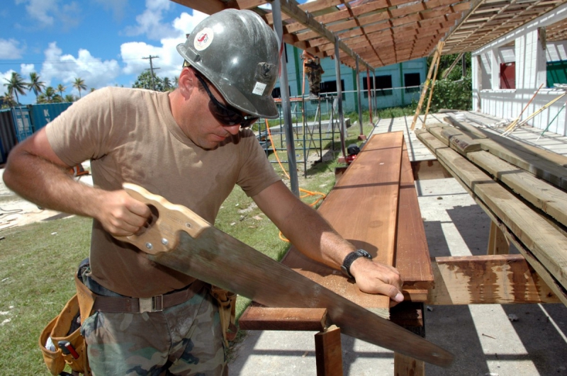 charpentier-ANDON-min_worker_construction_building_carpenter_male_job_build_helmet-893290